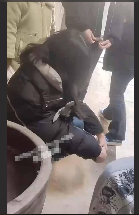 湖北武1 石佛寺中学女生被围殴事件 还拿砍刀威胁！