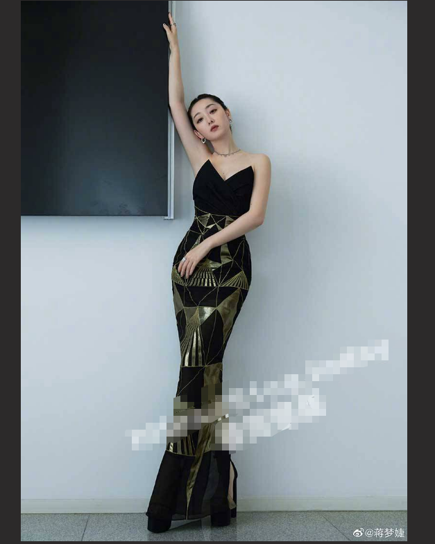重磅热瓜！ 清纯玉女 女星「蒋梦婕」微博粉丝七百万 商场被人跟踪抄底