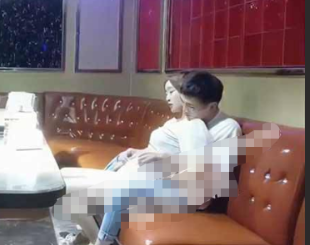 南京医科大学小情侣 KTV 打炮被针孔偷拍 大1妹子话不停 后白开水！