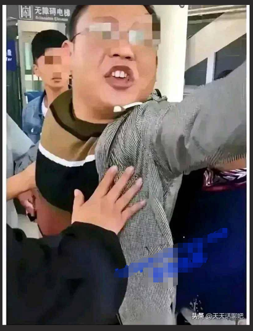 全网热搜！成都一女子在高铁上劝小孩别踢椅背遭家长打骂 家长被暴身份不一般！