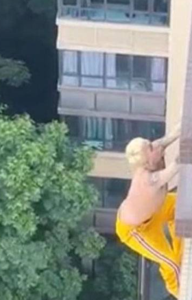 “偷吃” 出事啦～成都一小区女业主【偷情】体育生被抓包 男生吊挂阳台 不慎坠落【视频爆出】