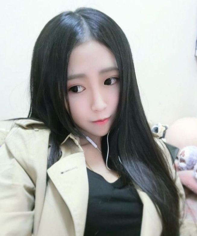 MIT本土高中妹刚满18岁！神颜值一笑超倾城「发育成熟又饱满」网恋爱：我来呵护妳