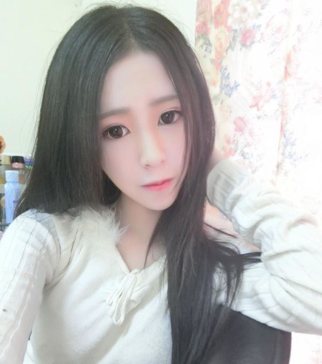 MIT本土高中妹刚满18岁！神颜值一笑超倾城「发育成熟又饱满」网恋爱：我来呵护妳