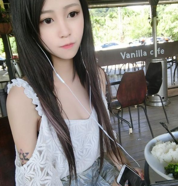 MIT本土高中妹刚满18岁！神颜值一笑超倾城「发育成熟又饱满」网恋爱：我来呵护妳