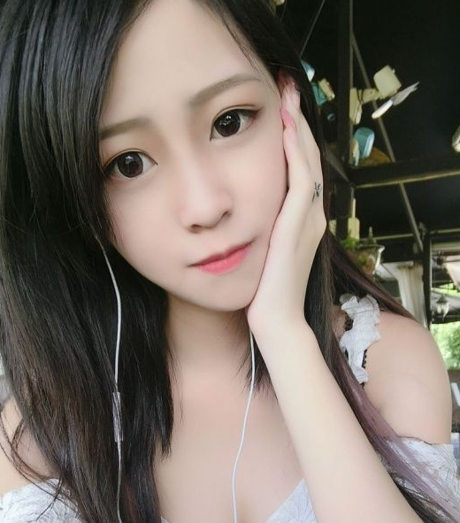 MIT本土高中妹刚满18岁！神颜值一笑超倾城「发育成熟又饱满」网恋爱：我来呵护妳