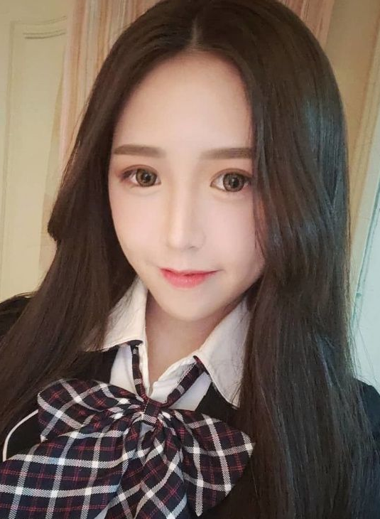 MIT本土高中妹刚满18岁！神颜值一笑超倾城「发育成熟又饱满」网恋爱：我来呵护妳