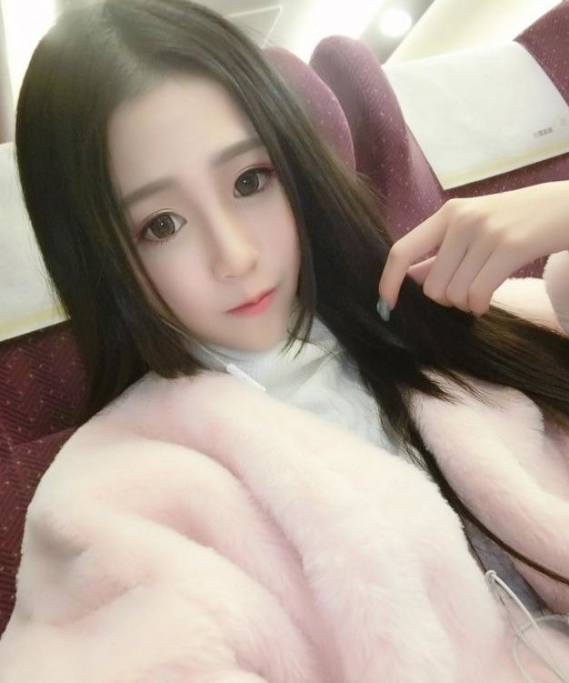 MIT本土高中妹刚满18岁！神颜值一笑超倾城「发育成熟又饱满」网恋爱：我来呵护妳