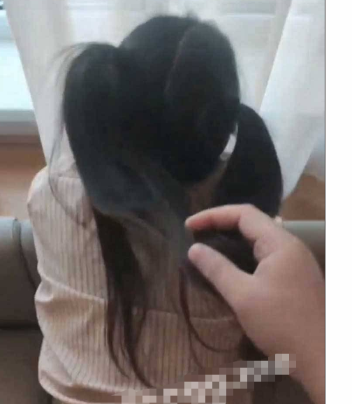 和极品妹妹酒店 隔壁居然住着她公公婆婆 抓着马尾疯狂 呻吟让他们听