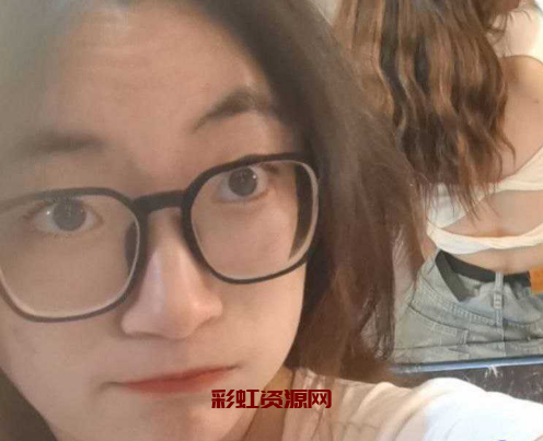 青岛大学生「徐娇」出租屋对着镜子看自己