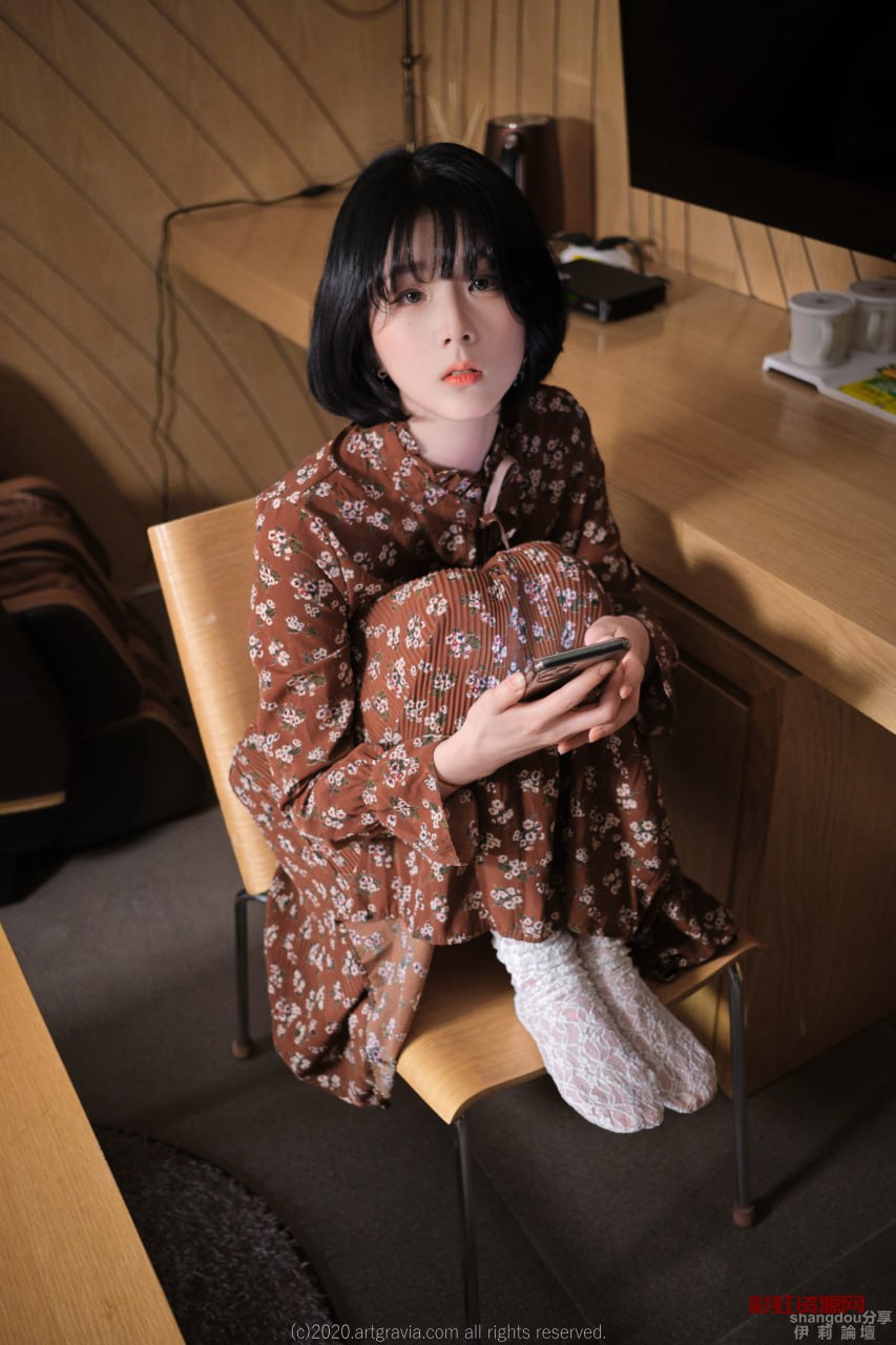 推特疯传疑似泡菜国可盐可甜顶级写真模特小姐姐