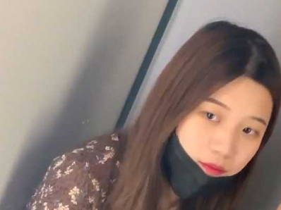 瓜友真实投稿分享！碎花裙美女在商场试衣间