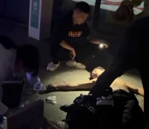 打架一时爽 打完跪叩头！四川科技职业技术学院 两男学生打架 用拳头暴击对方头部 直接将人打死！