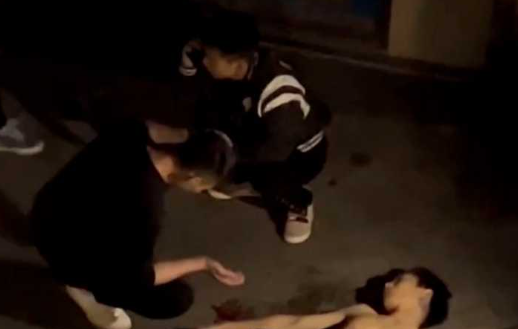 打架一时爽 打完跪叩头！四川科技职业技术学院 两男学生打架 用拳头暴击对方头部 直接将人打死！