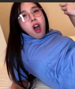 美国华裔 Elle Lee 上课中瘾犯了 去宿舍来一