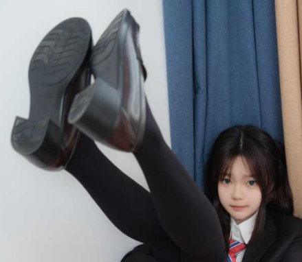 推特反差美少女 小恩 定制私拍！