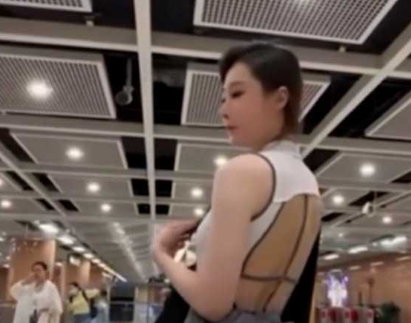 模特女神 小逗逗 最新写真！在地铁站挑战自我 百褶裙
