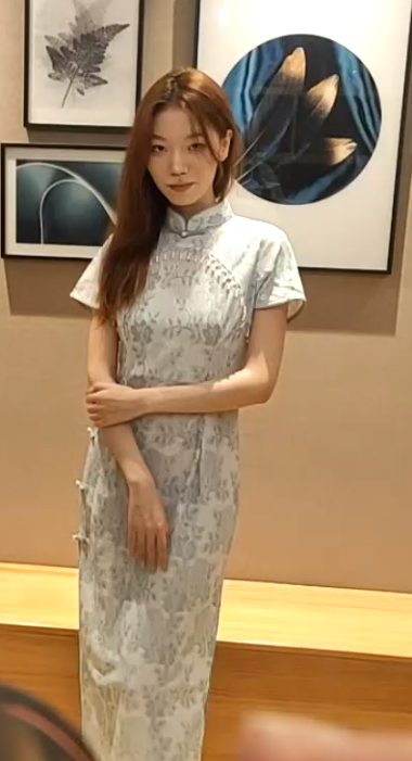 甜美小虎牙野模穿着旗袍