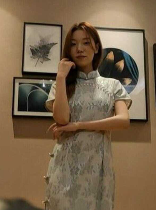 甜美小虎牙野模穿着旗袍