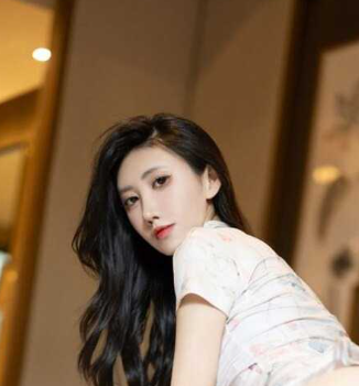秀人网九头身大美女 章芃芃 性感旗袍+黑丝
