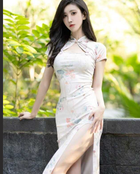 秀人网九头身大美女 章芃芃 性感旗袍+黑丝