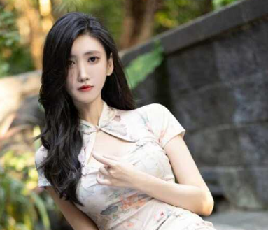 秀人网九头身大美女 章芃芃 性感旗袍+黑丝