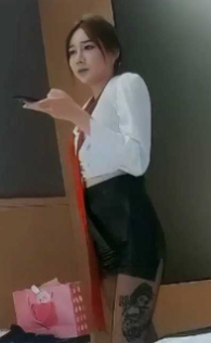 云南别克君威的车模 丝袜大长腿超性感