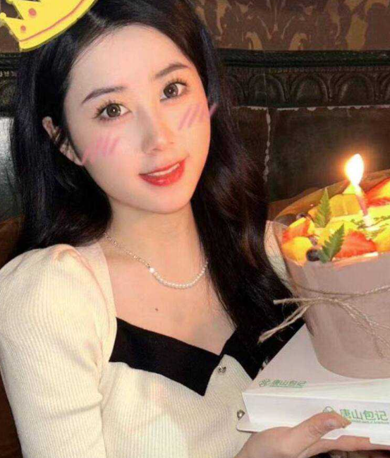 唐山大三学生妹 黄欣燕 只要有钱就能为其服务 超漂亮的小美女