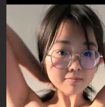 表面清纯的高中生眼镜娘 私下竟然如此反差