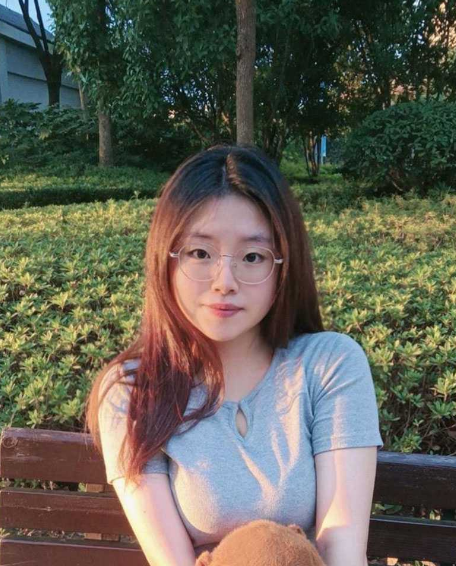 十个眼镜九个 北京理工大学 表面清纯的眼镜妹 张梓萱