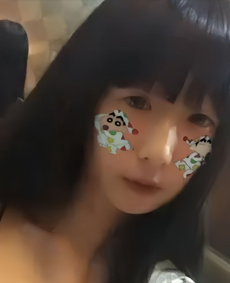 清纯可爱超害羞的女大学生