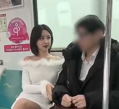 明星颜值反差女神 sunwall 最新私拍 地铁里的