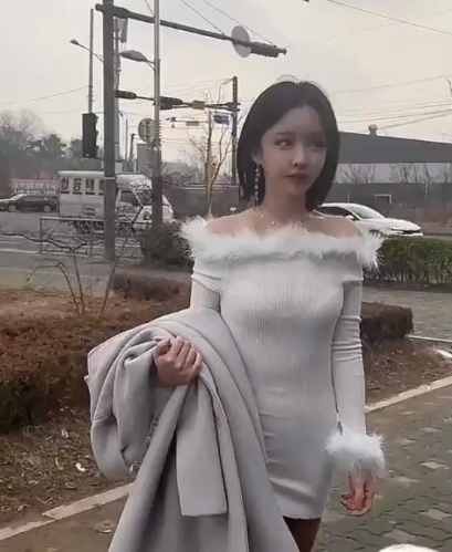 明星颜值反差女神 sunwall 最新私拍 地铁里的