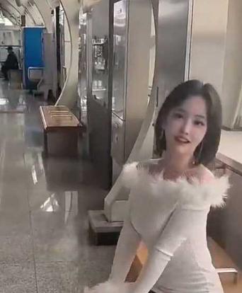 明星颜值反差女神 sunwall 最新私拍 地铁里的