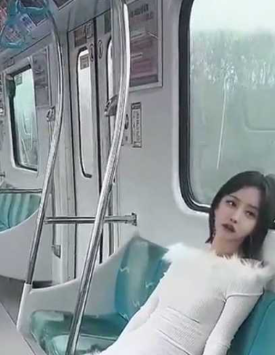 明星颜值反差女神 sunwall 最新私拍 地铁里的