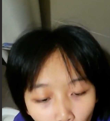 刚成年的学生小情侣欲火焚身 在百货公司的厕所和试衣间