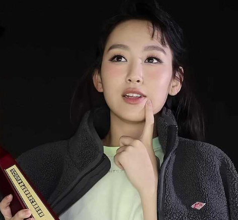 独家新年第一瓜！香港乐坛新生代歌星 炎明熹