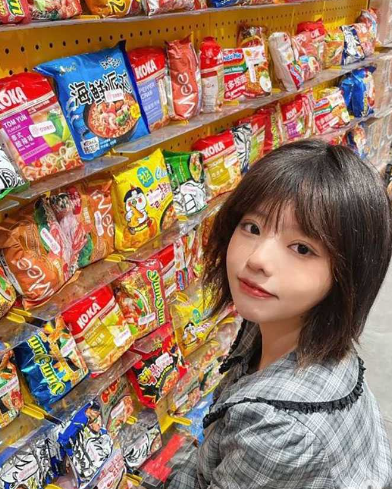天津高颜值清纯短发妹妹 刚满18岁 拍摄私房照时 背叛男友