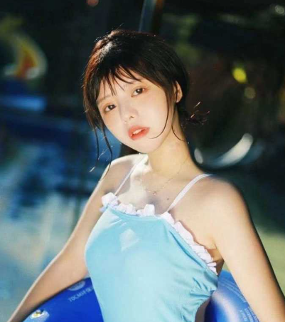 天津高颜值清纯短发妹妹 刚满18岁 拍摄私房照时 背叛男友
