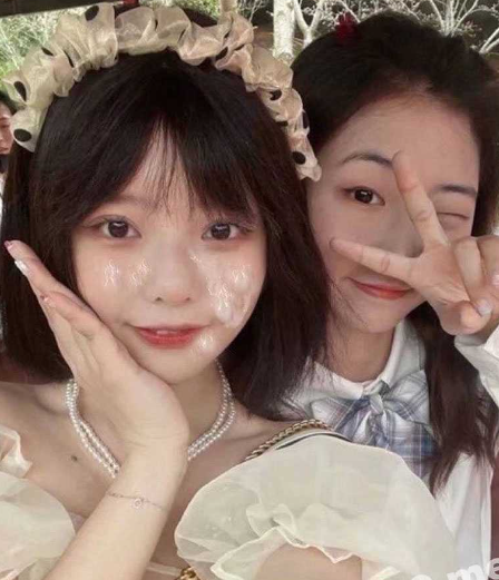 天津高颜值清纯短发妹妹 刚满18岁 拍摄私房照时 背叛男友
