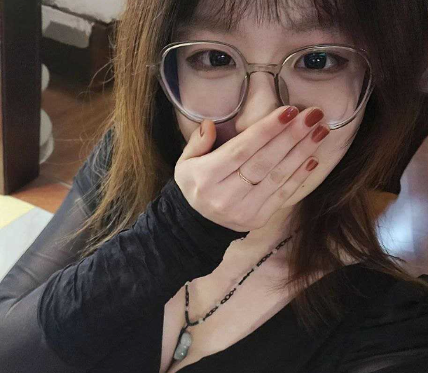 反差可爱眼镜妹喜欢口着