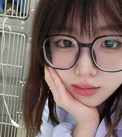 反差可爱眼镜妹喜欢口着