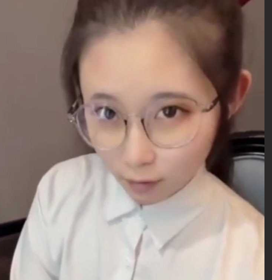 俏皮萝莉眼镜妹 外表看着这么纯情
