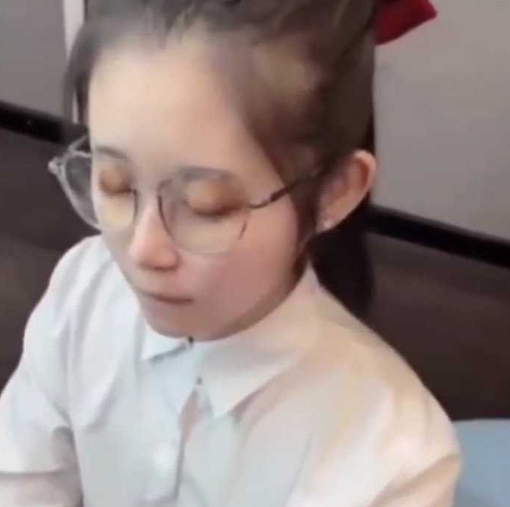俏皮萝莉眼镜妹 外表看着这么纯情