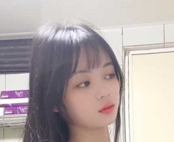 胆！竟然大庭广众车厢厕所里就