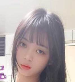 胆！竟然大庭广众车厢厕所里就
