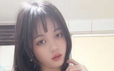 胆！竟然大庭广众车厢厕所里就