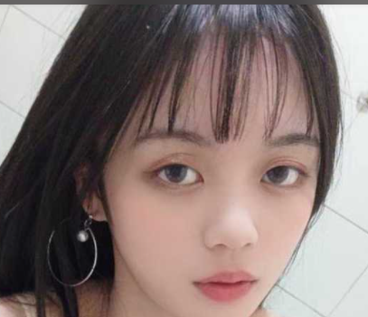 胆！竟然大庭广众车厢厕所里就