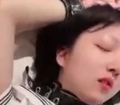 超级可爱的反差妹子 颜值出众