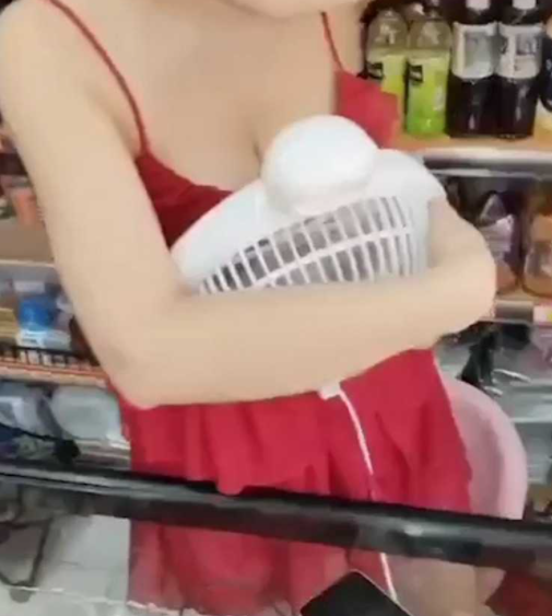 杭州超市老板娘着装太过于暴露被整改后又复出了？还有快递小哥到店盯着老板娘猛拍 要求打卡！