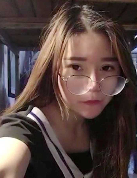 武汉服装学院大三学生 刘宝妍